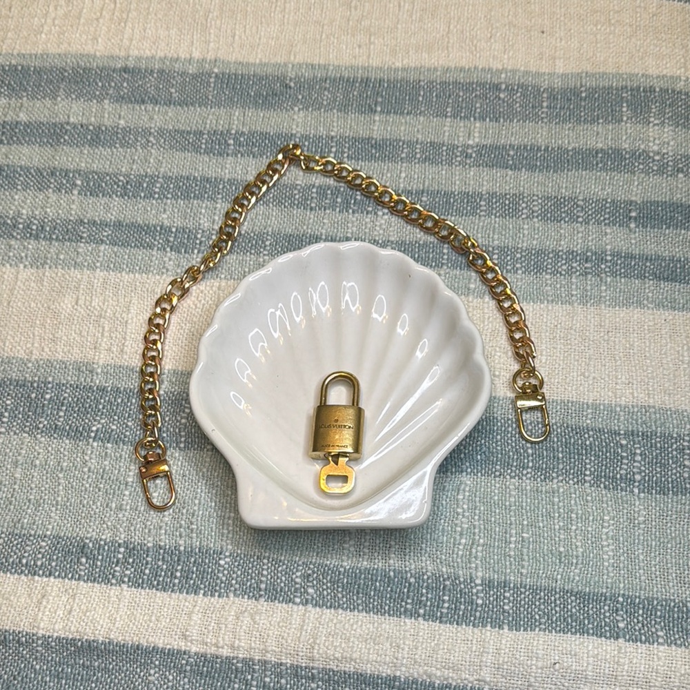 Louis Vuitton Authentic Lock and Key #322 with 16” Gold Link Necklace - Picture 6 of 6